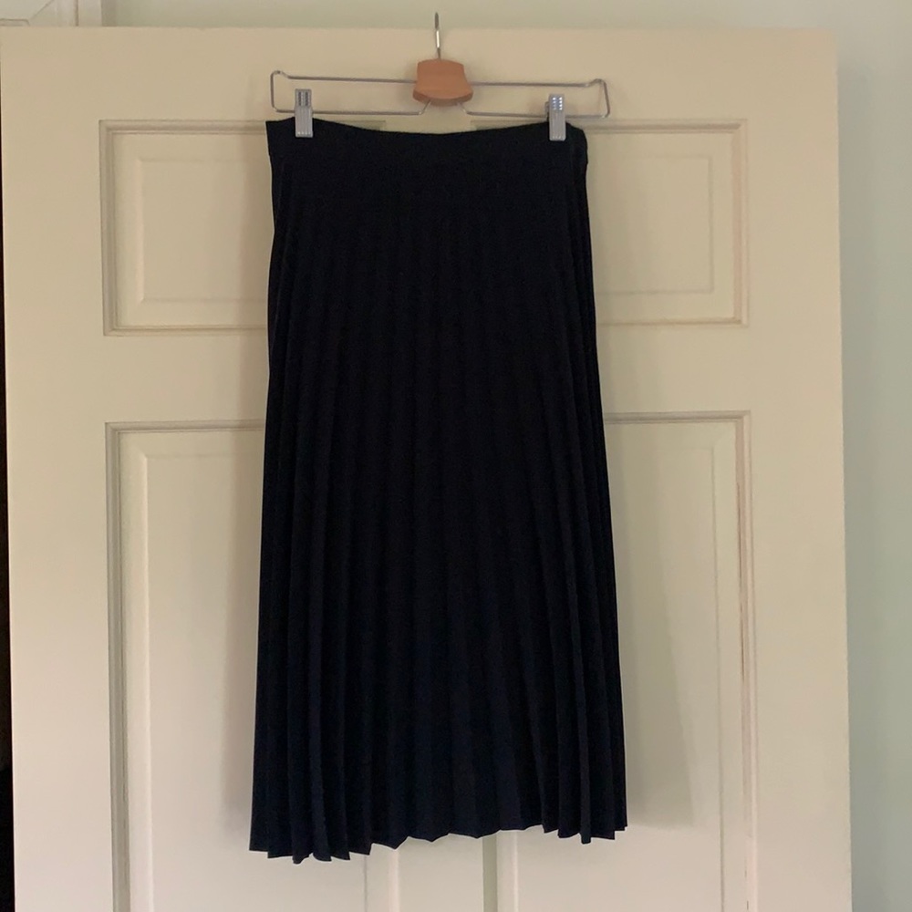 Everlane Japanese GoWeave pleated midi skirt in black